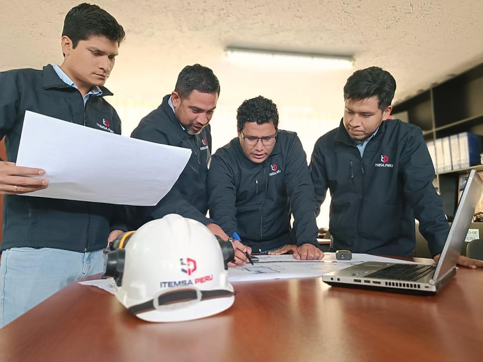 Equipo de ingeniería de ITEMSA PERU revisando planos